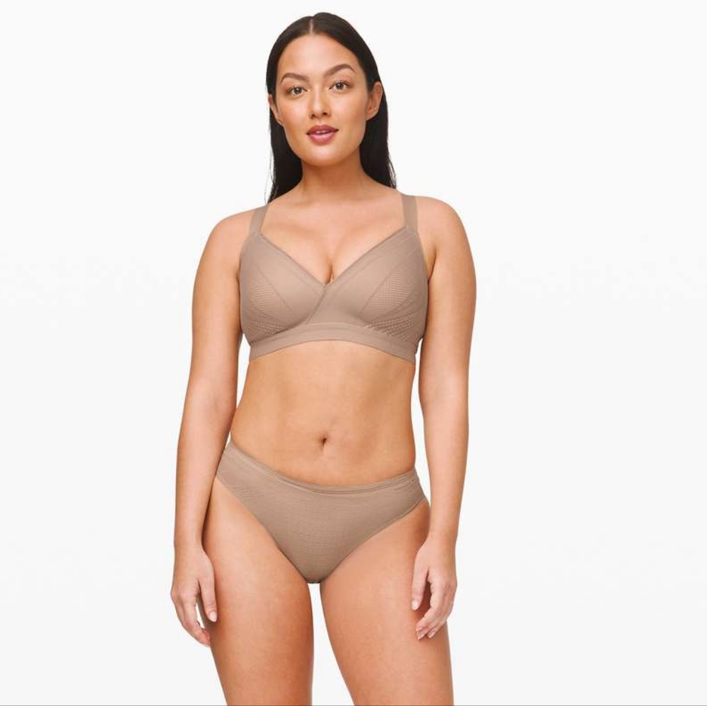 Lululemon. 'Awake to Lace' Bra. Soft Sand / Crepe. Size 32B.
